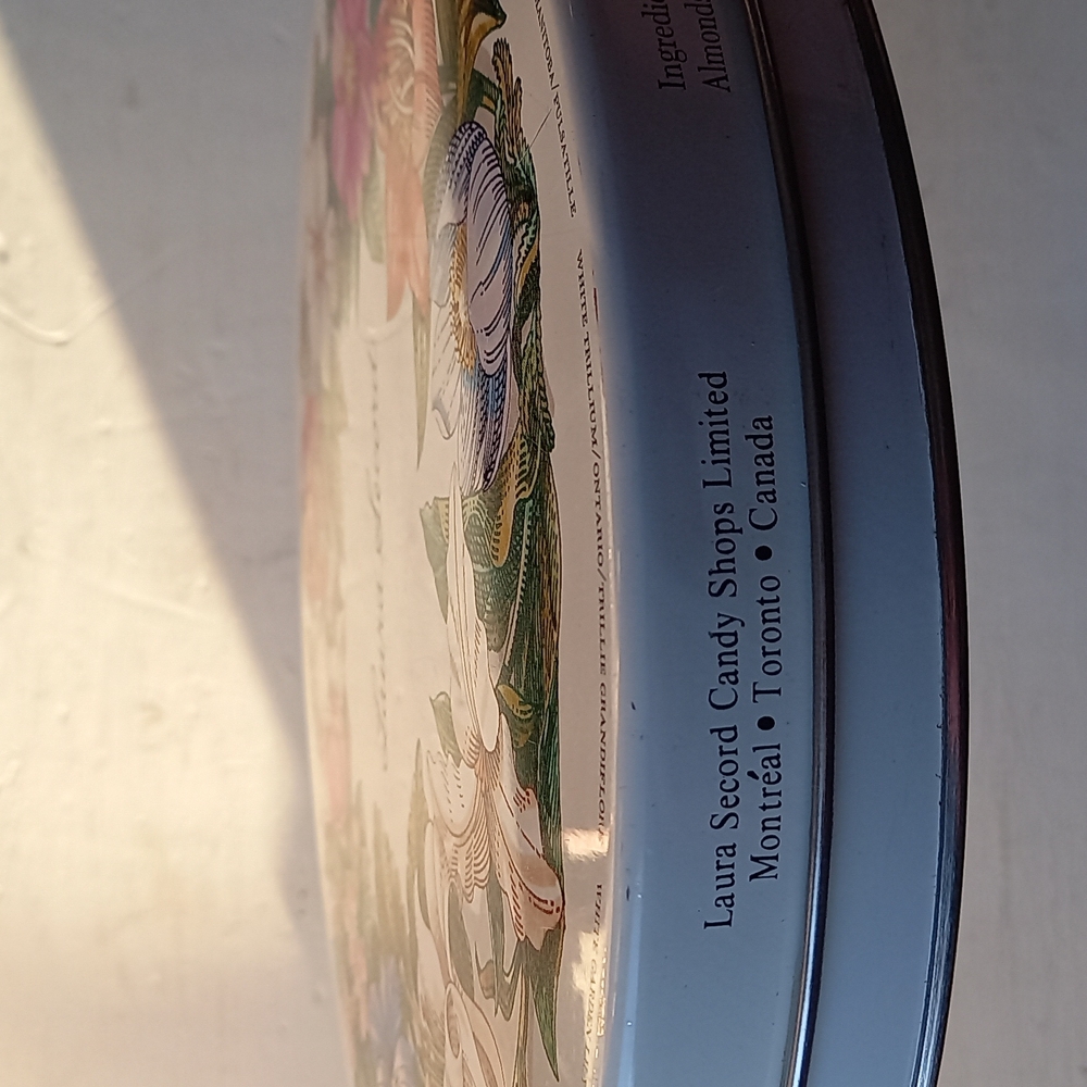 Vintage Laura Secord collectible tin - Picture 3 of 6
